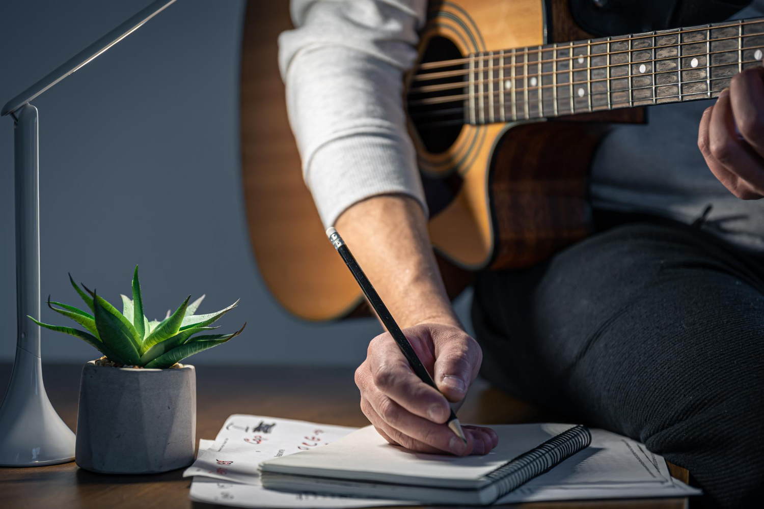 Escribir lo que otros cantan: cómo funciona el negocio del letrista